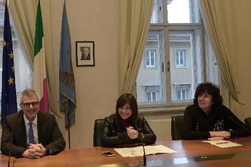 Mauro Giacca (Direttore generale Centro Internazionale Ingegneria Genetica e Biotecnologia - ICGEB), Debora Serracchiani (Presidente Regione Friuli Venezia Giulia) e Loredana Panariti (Assessore regionale Lavoro, Formazione, Istruzione, Pari Opportunità, Politiche giovanili, Ricerca e Università) alla presentazione di un laboratorio per lo sviluppo di farmaci biosimilari - Trieste 20/12/2017